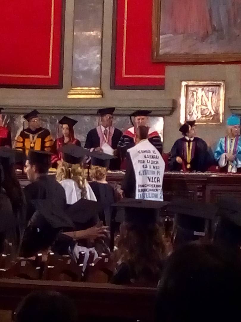VillcaFDEZ's tweet photo. #17Nov #GradosULA en el Aula magna graduandos exigen #LibertadParaVillca y demás #PrisionerosPolitico d la DICTADURA https://t.co/JdZaEig5xb
