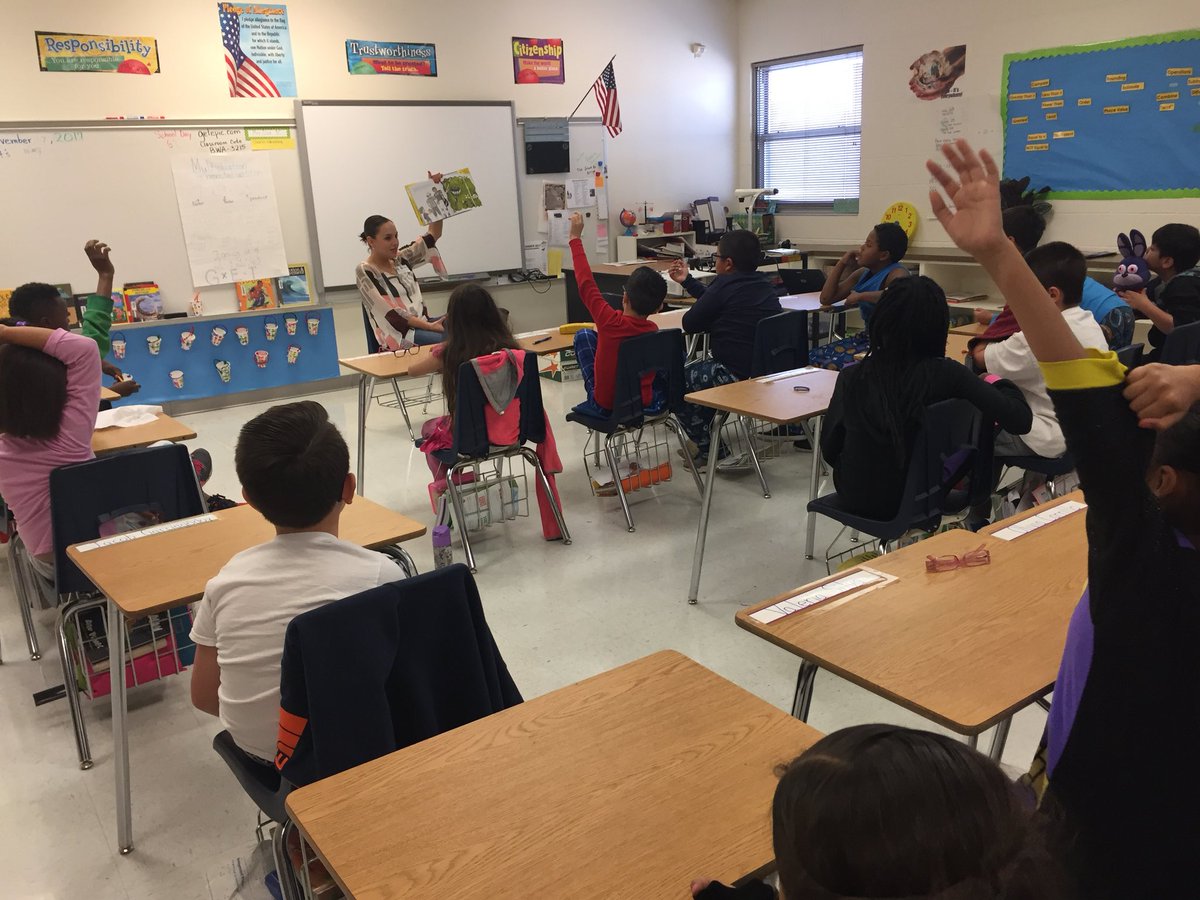 BarronLibrary's tweet photo. Barrón Pioneers ❤️reading with our PIEs. Thanks 552 Air Defense and Natalia Oronoz!#episdRAD #episdlibaries #iAmEpisd https://t.co/pQhU1AZQX1