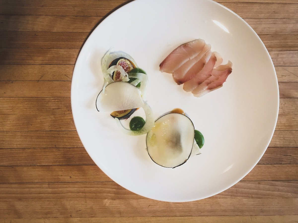 Ikanos_MTL's tweet photo. Hiramasa fumé | Figue, fenouil, radis noir, orange #ikanosmtl #mtlchef #foodies https://t.co/vnXs3B4gDL