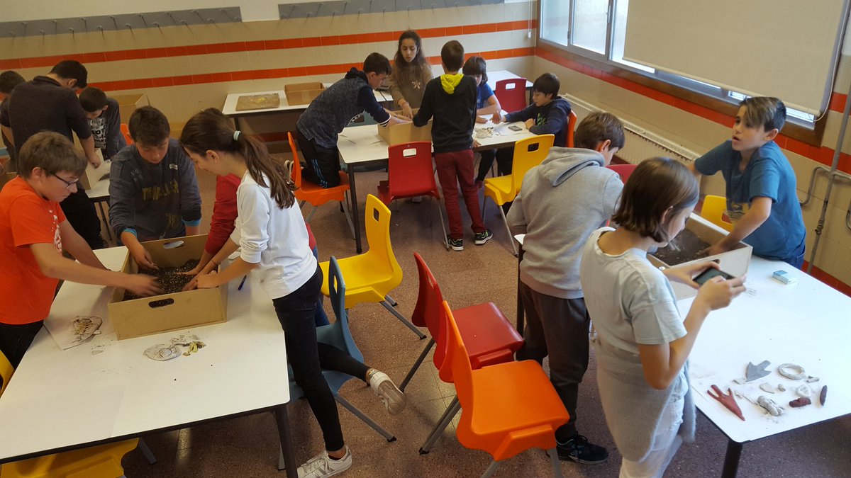proiek2d's tweet photo. Gutxi geratzen da gure 1. ebaluazio proiektuak bukatzeko eta horrek gure eskolaren itxura hasi da aldatzen... https://t.co/LGqmzOO8dU