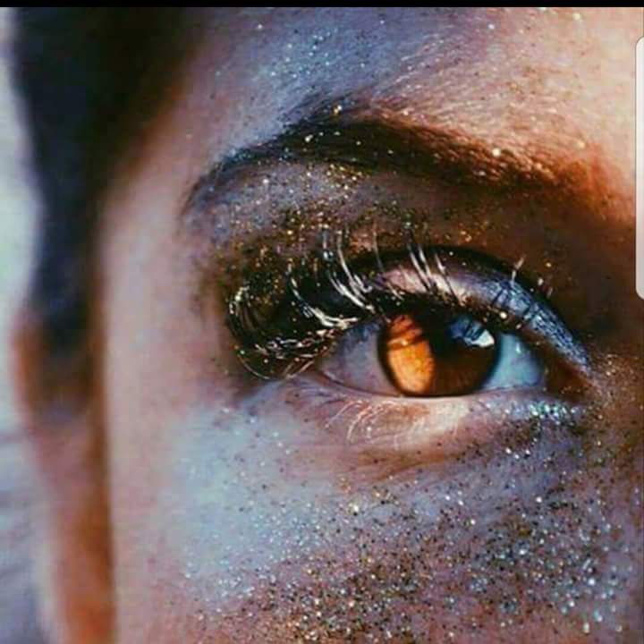 كَ شرارةِ ضوءِ الشمس في عيني أوقدتَ حُبّك .. فأحتوي النار فيها قبل الحريقِ واحتويها ، وانهي ما إبتدأت بهِ من جنونٍ فإن من ابتدأ المأساة ينهيها 

#مــلآڪ❥