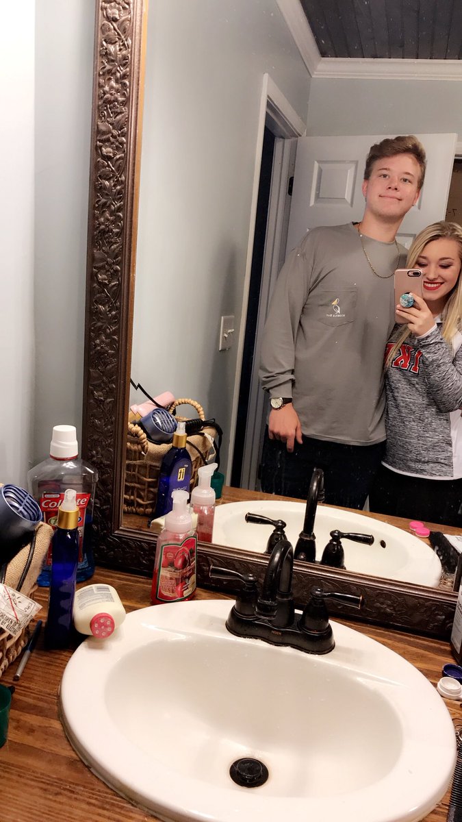 Hailey__moore's tweet photo. Happy birthday to the loml. Glad I️ get to spend another one with you...hope it’s the best 💚💋🎈 https://t.co/vP6e1mCJsR