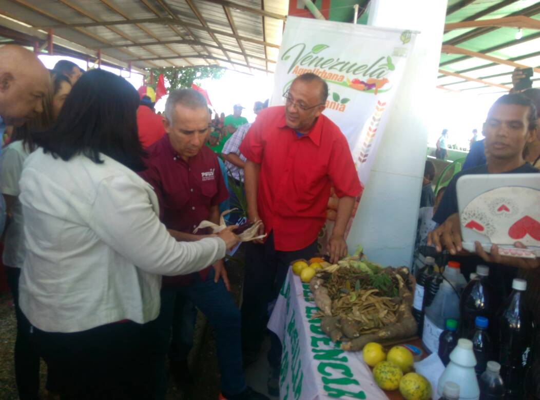 FreddyBernal's tweet photo. Desde #Lara apoyamos directamente a productores agrourbanos de los #Clap   entregando más de 1.060 millones de bolívares en crédito directamente en semillas e insumos para la producción. https://t.co/hoaqQKyhTR