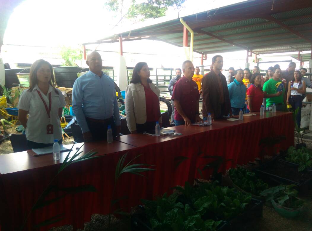 FreddyBernal's tweet photo. Desde #Lara apoyamos directamente a productores agrourbanos de los #Clap   entregando más de 1.060 millones de bolívares en crédito directamente en semillas e insumos para la producción. https://t.co/hoaqQKyhTR