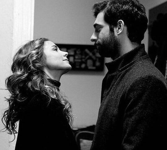 قُرّ بي إن كُنتَ راغباً قُربي 
فإبتسامةٍ منكَ تَكفيني الى يومِ تَكّفينّي 

.
.
#مــلآڪ❥