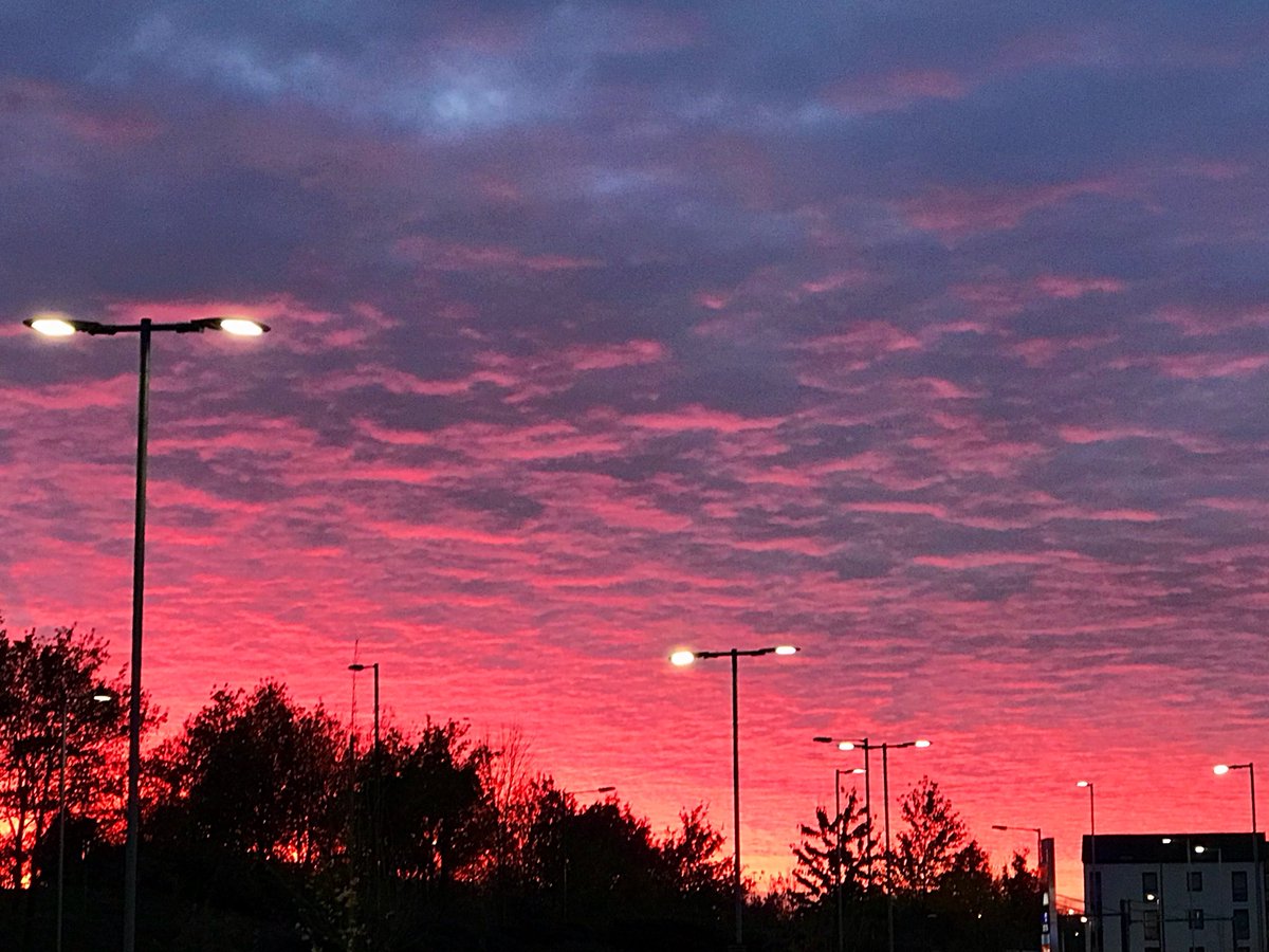 justjlane's tweet photo. Beautiful sunset tonight (unfortunately I was in the supermarket car park at the time!) #sunset #mk50 #lovemk https://t.co/bdfJbE6PTy