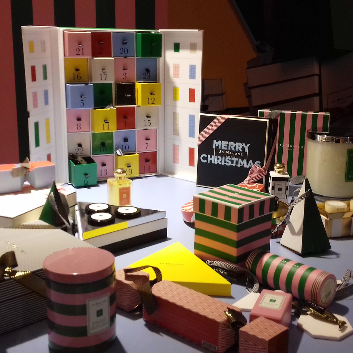 vanityinmilan's tweet photo. Crazy Colourful Christmas, Novità di Natale @JoMaloneLondon 🎁 Profumi, candele, creme corpo in confezioni regalo dai colori audaci e inaspettati. 
Se amate i #CalendaridellAvvento non potrete restare indifferenti di fronte a questa meraviglia! #CrazyColourfulChristmas #jomalone https://t.co/6oYkHMQa18