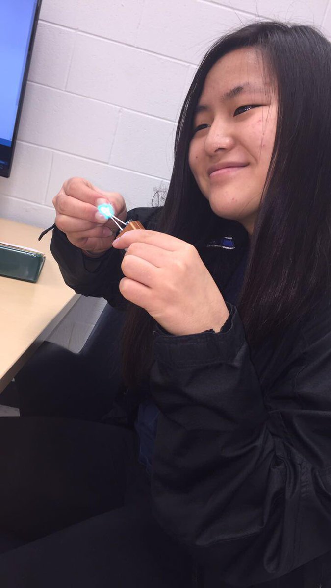 yesuidelger's tweet photo. #funfriday is even more fun w/9V batteries and LEDs https://t.co/eQxDiuL1fj