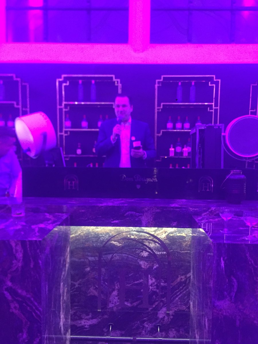 SVanVooren's tweet photo. Ave @JosVermeiren op onze #dvdo17 @UnizoGent in de #holyfoodmarket #gent https://t.co/j6ibOPMvnp