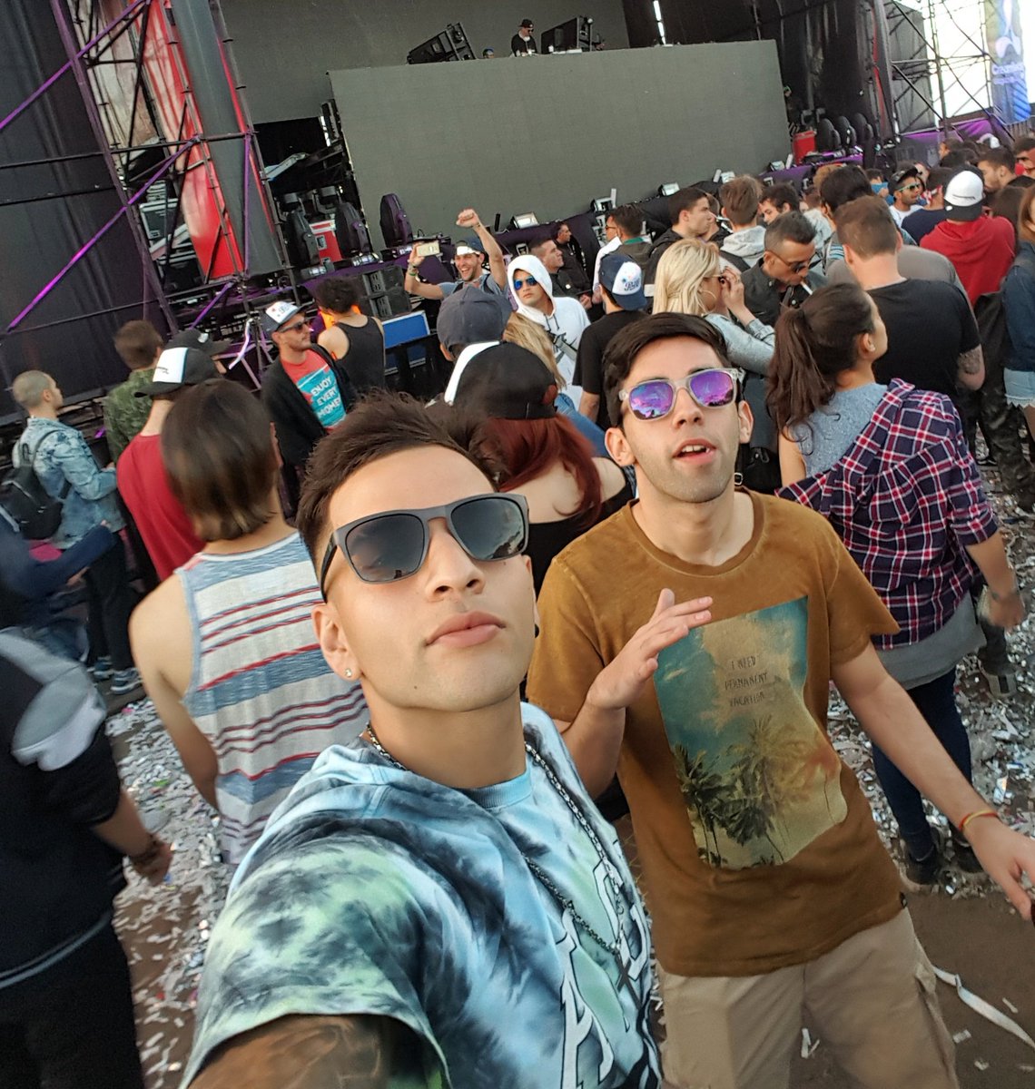 10NiicoAlvarez's tweet photo. Con el @JoshuaaOrona en la #CreamfieldsUy y atrás un tal #robinschulz https://t.co/au7O0d22wO