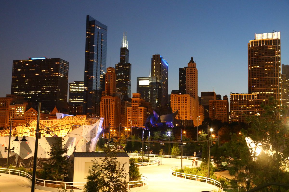 The #SkatingRibbon at Maggie Daley Park opens today! Enjoy Chicago's amazing skyline as you skate through the park's winter landscape.

Reserve parking in advance now: goo.gl/P7fwNo