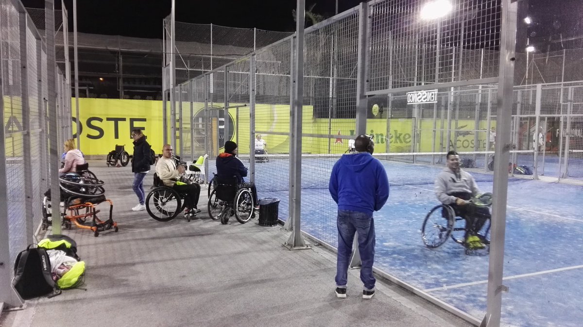 Ambientazo en <a href="/UPPadelTennis/">UP Pàdel & Tennis </a> viendo a los cracks del padel en silla!!
Han venido de todos los rincones de España