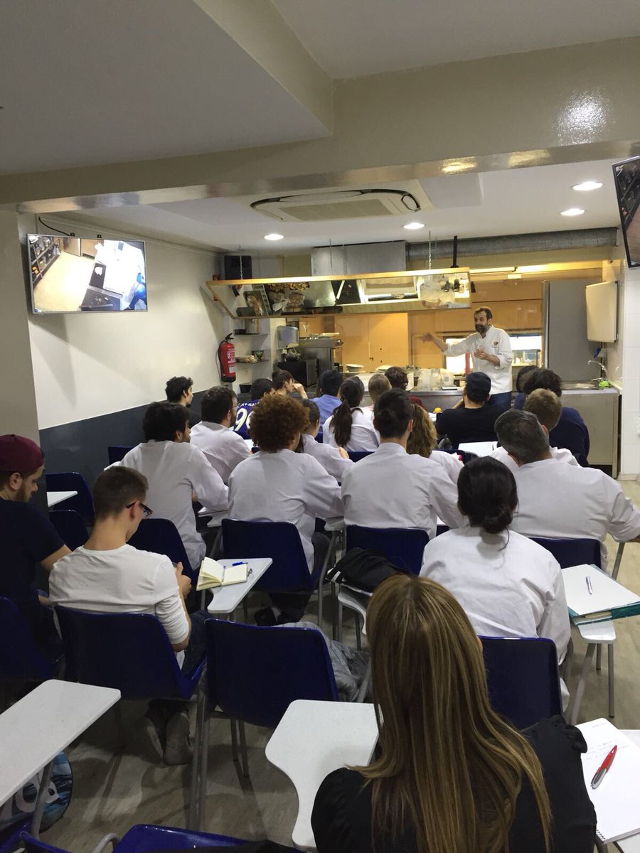 PanesCreativos's tweet photo. Todos superatentos en la clase de panaderia de la @EscolaBellart #creativebaker https://t.co/HE4ffIxlpr