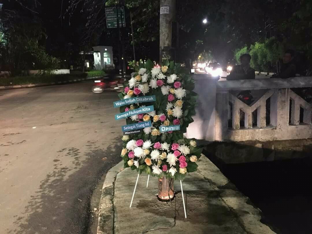 Karangan bunga untuk tiang listrik