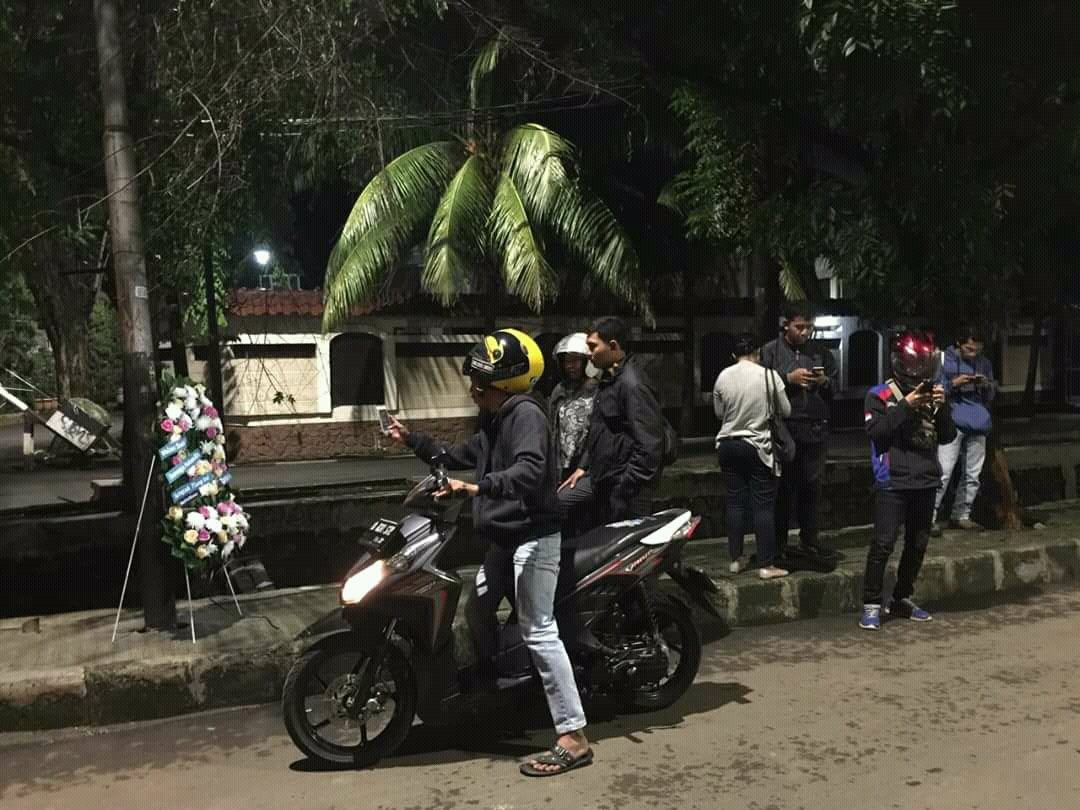 Publik menyoroti karangan bunga untuk 'korban' kecelakaan Setya Novanto