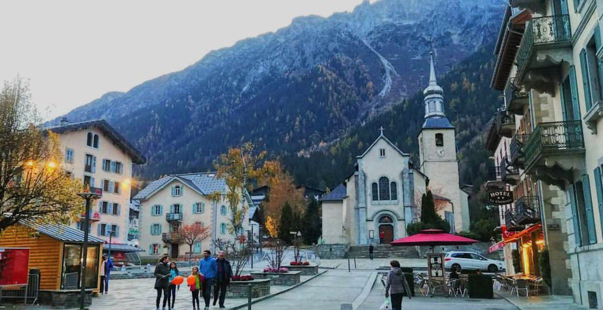 destinations00's tweet photo. قرية شامونيكس، فرنسا 
جميلة بمختلف الفصول 🍂🍃🥀❄️ https://t.co/xTCYaNsU4J