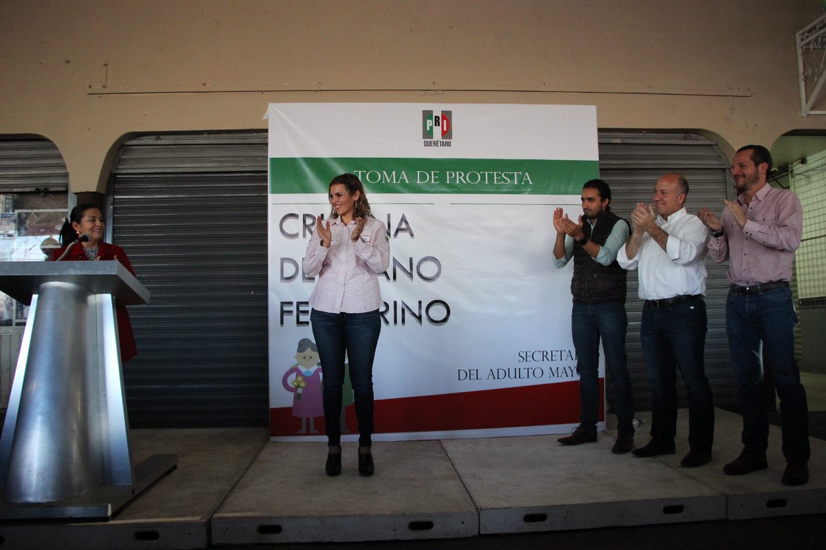 PRIQueretaroCDE's tweet photo. El Presidente Juan José Ruiz encabeza la Toma de Protesta de la nueva titular de la Secretaría del Adulto Mayor, @cristinadelllan, en la explanada del mercado municipal de Lomas de Casa Blanca. #SomosPRI #QroNosUne https://t.co/4bYgFx0fYF