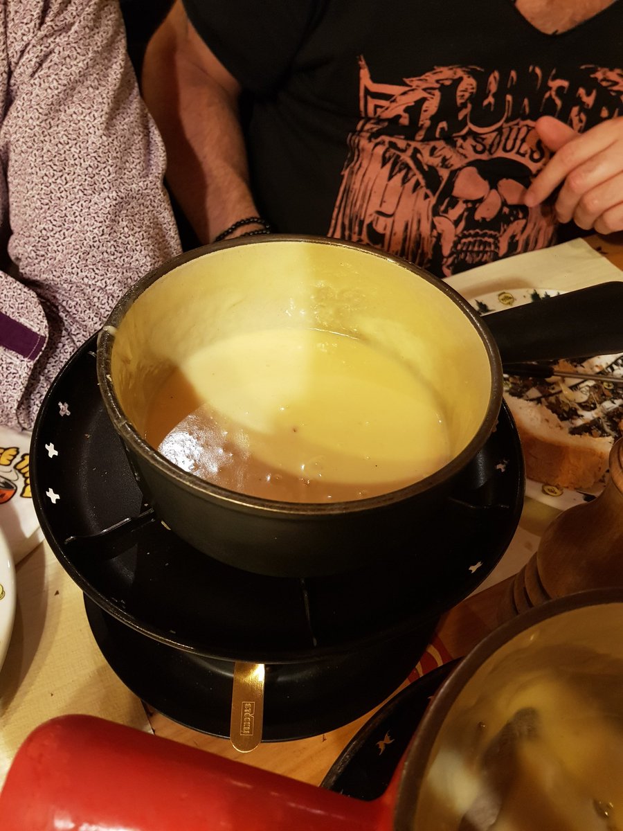 cmegroz's tweet photo. Good start for the weekend #LeTivoli #ChatelStDenis with the best #fondue and friends #Fribourg https://t.co/zo0qGNHKSO