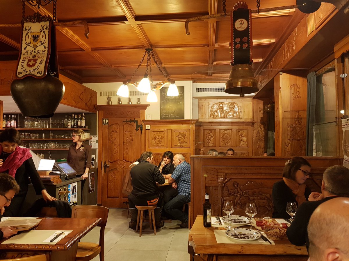 cmegroz's tweet photo. Good start for the weekend #LeTivoli #ChatelStDenis with the best #fondue and friends #Fribourg https://t.co/zo0qGNHKSO