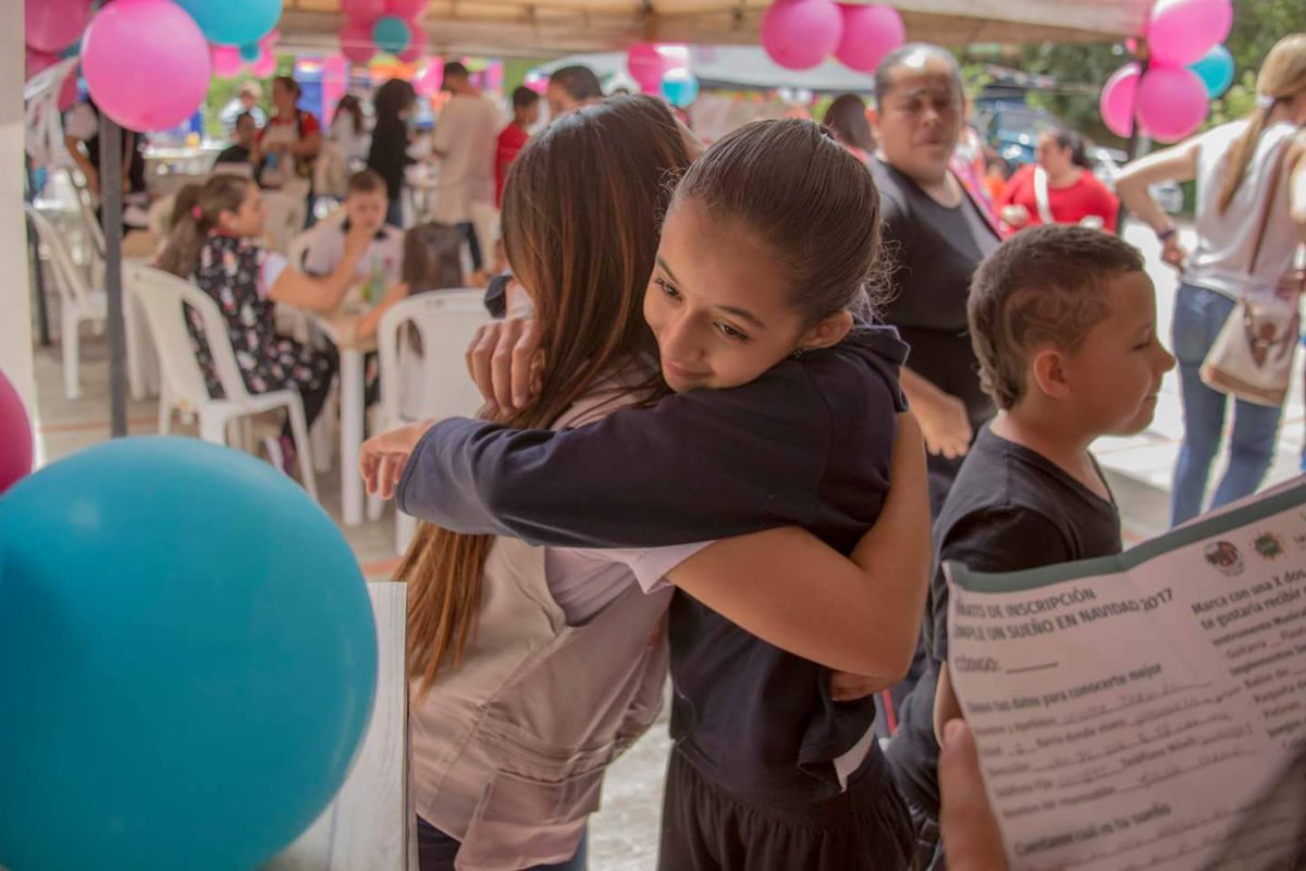 sabanetapdama's tweet photo. Hoy iniciamos "Cumple un sueño en Navidad", donde los niños y niñas escriben sus deseos, los ingresan a un buzón, y así empieza la magia de la Navidad. https://t.co/o7bAYRioyG