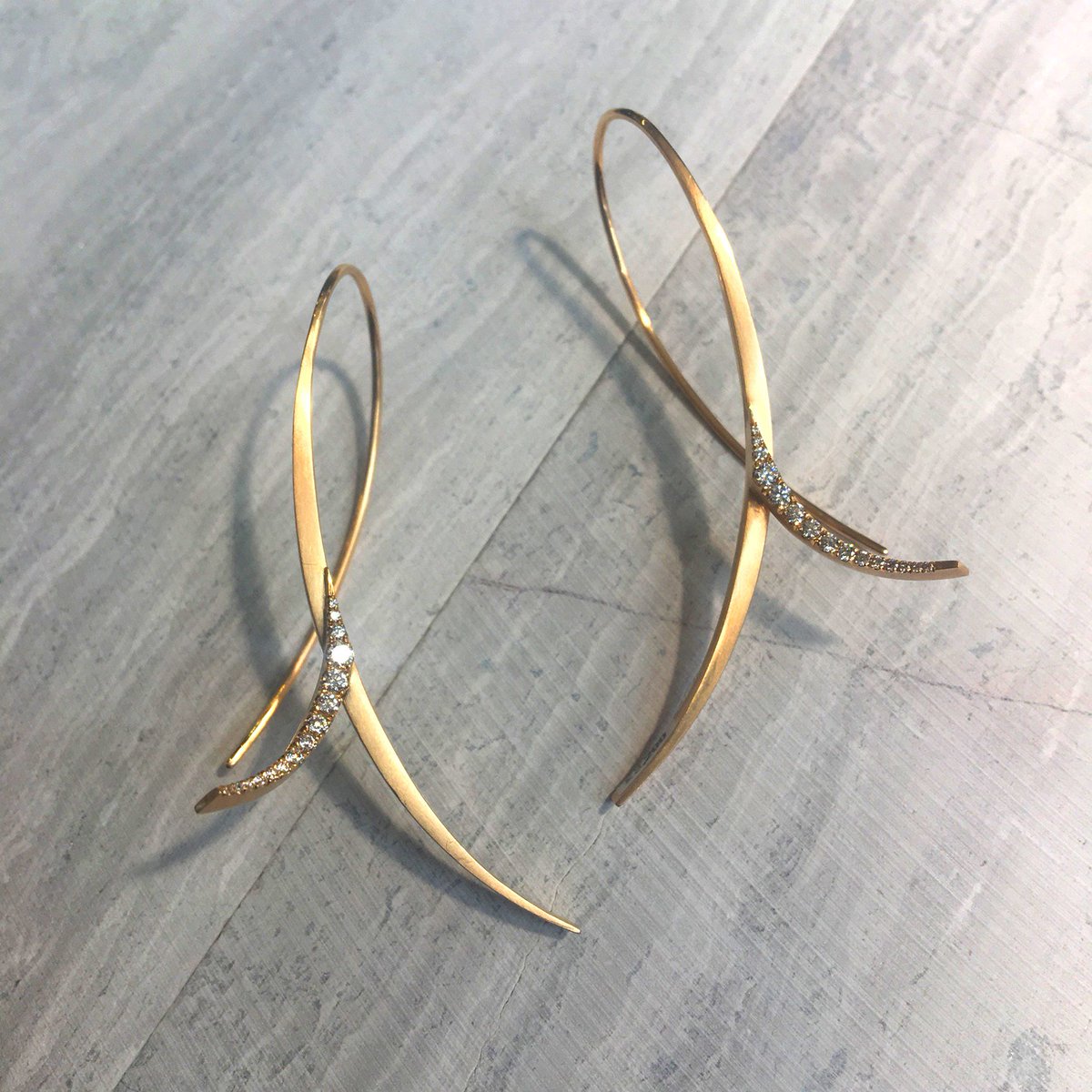 McCaulJewellery's tweet photo. These earring are forged in 18ct rose gold and set with white diamonds, available in store £3200
#dropearrings #paveset #metalforging #goldsmithing https://t.co/jZRGj7IIMt
