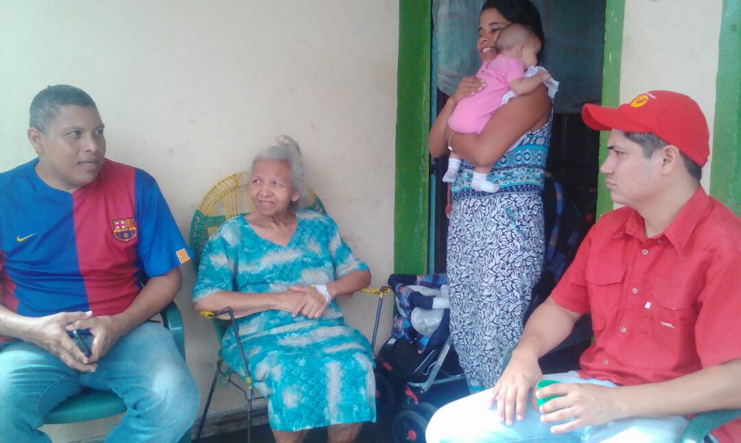 pcvbarinas's tweet photo. Leonardo Rodríguez @milineanocambia candidato a la Alcaldía del Municipio #Barinas con la familia del camarada Omero Pérez #TrayectoriadeLuchaProbadaenElMunicipio @PCV_Venezuela https://t.co/qV0a5MR2Mg