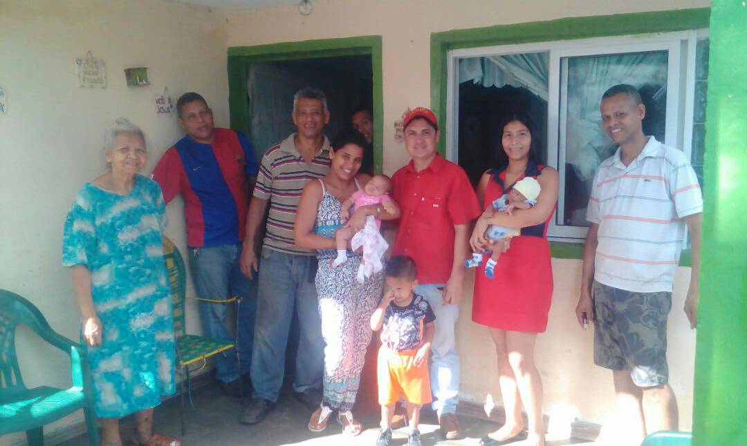 pcvbarinas's tweet photo. Leonardo Rodríguez @milineanocambia candidato a la Alcaldía del Municipio #Barinas con la familia del camarada Omero Pérez #TrayectoriadeLuchaProbadaenElMunicipio @PCV_Venezuela https://t.co/qV0a5MR2Mg