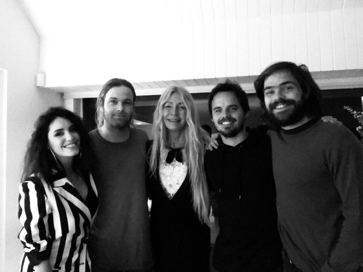 soycrismorena's tweet photo. Con mis amores de siempre ,recorriendo vida , mas la china bella que se fue antes con rufina durmiendose.
Noche de sueños ,risas,anecdotas y mucho  mucho amor🙌💜 https://t.co/v6veKpCm5S