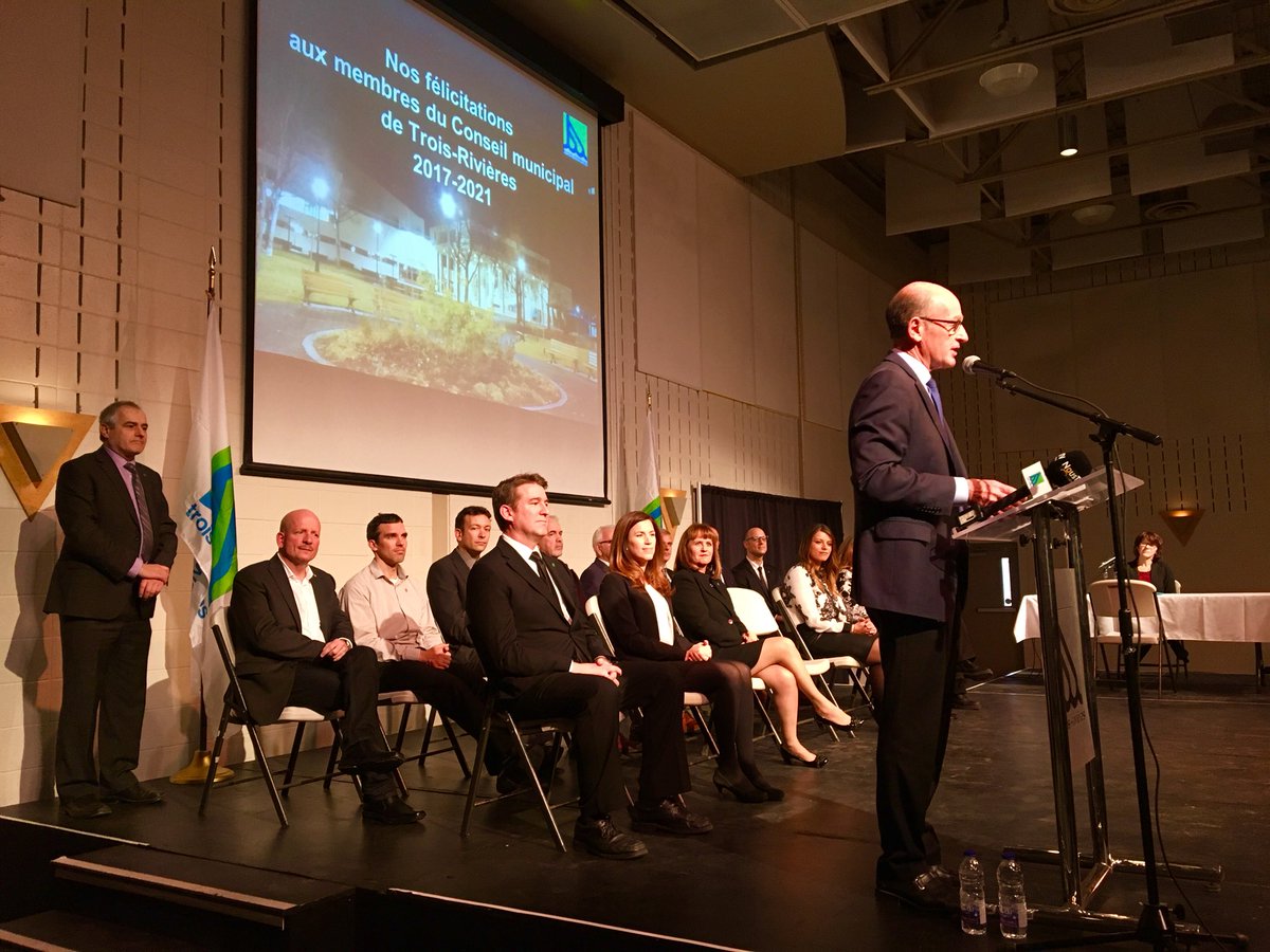 mpbouchard's tweet photo. « Je vous l’annonce, je l’ai promis à mon épouse, c’est mon dernier discours d’assermentation », dit Yves Lévesque, élu pour un 5e mandat comme maire de #TroisRivieres #rcma #munma #Mauricie https://t.co/20w2n9xbRw