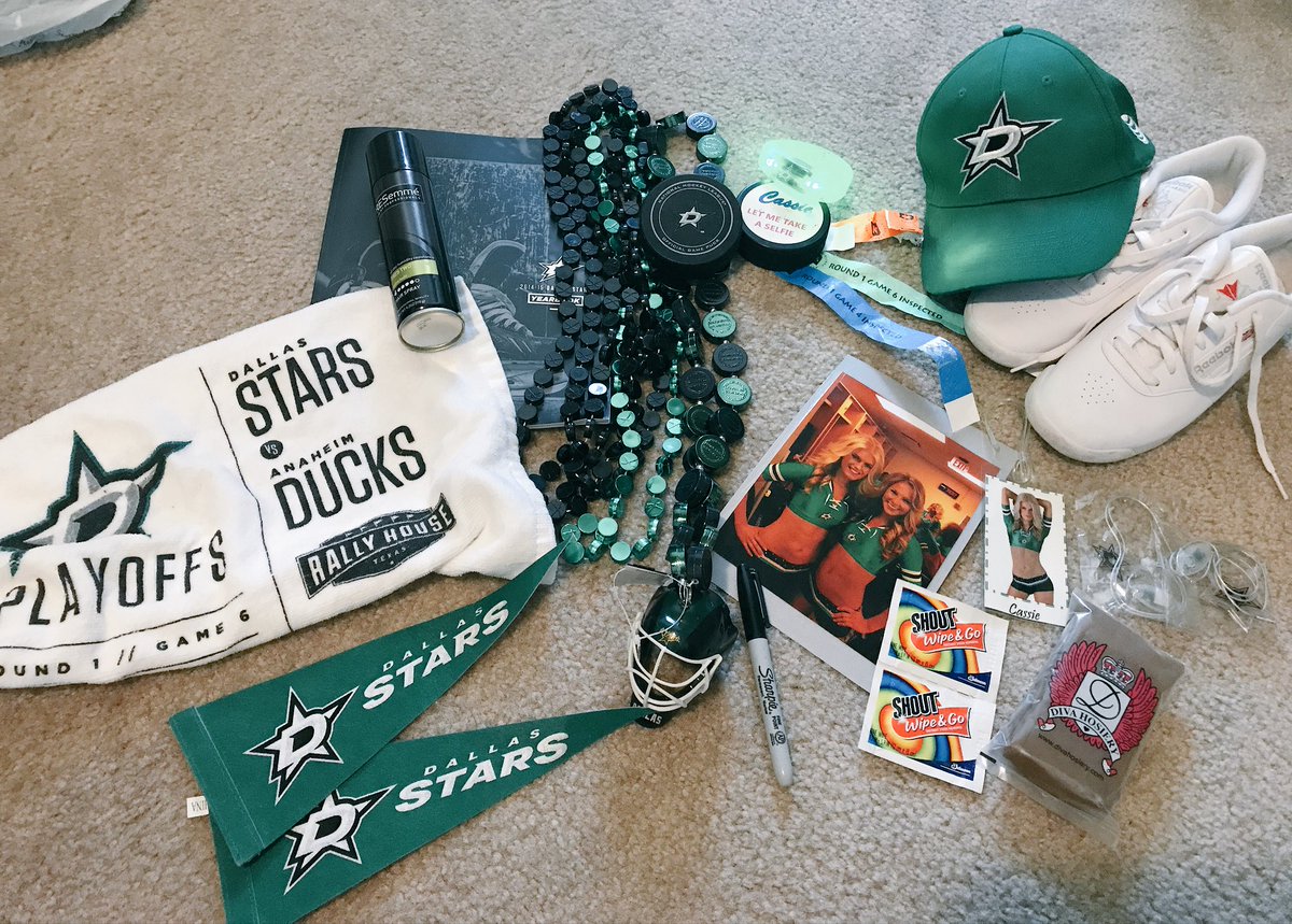 CassieTipps's tweet photo. When you're just tryin' to clean out a random closet and you find so many @StarsIceGirls memories. 😶😮😳 #HowDidAllThisHideFromMe #Memoriessssss🎶 https://t.co/ouoRs3JI0k