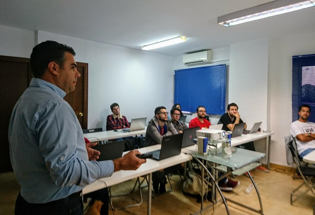 WindupTraining's tweet photo. Continuamos con la sesión de Introducción a Internet y #WordPress en el #MasterMkWindupVS con @fperles (Fundador de @proclases ), dando los  primeros pasos en la configuración del panel de control del hosting web https://t.co/d5il2tMzFO
