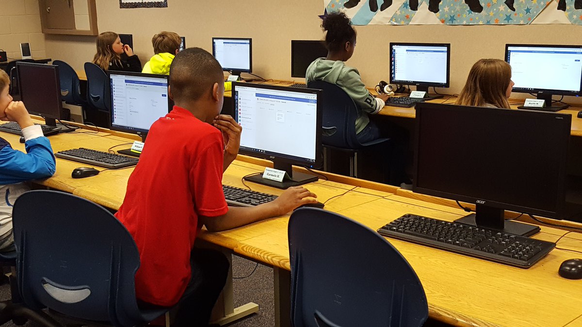 Buffett_DigMed's tweet photo. Using TEAMS with class discussion to create the #blendedlearning experience. @TeachHighTech @TechTolliver #WeAreBuffett https://t.co/BgjdxCYUD5