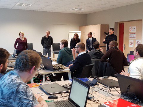 NathalieLebas's tweet photo. Rencontre avec mon collègue @lecadaniel les étudiants de l'Ecole du Numérique du Noyonnais @e2n #2emechance #numerique #codage #hautsdefrance https://t.co/xMUhuaYjek