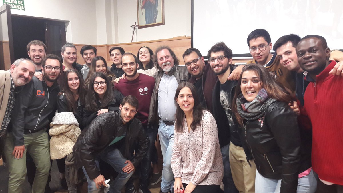 SantiDominguezf's tweet photo. Celebrando el XX aniversario de @citycentro en Vallecas. A seguir soñando. Avanti sempre Avanti. @SalesianosSSM @FedValdoco https://t.co/Jo9G34Td5I