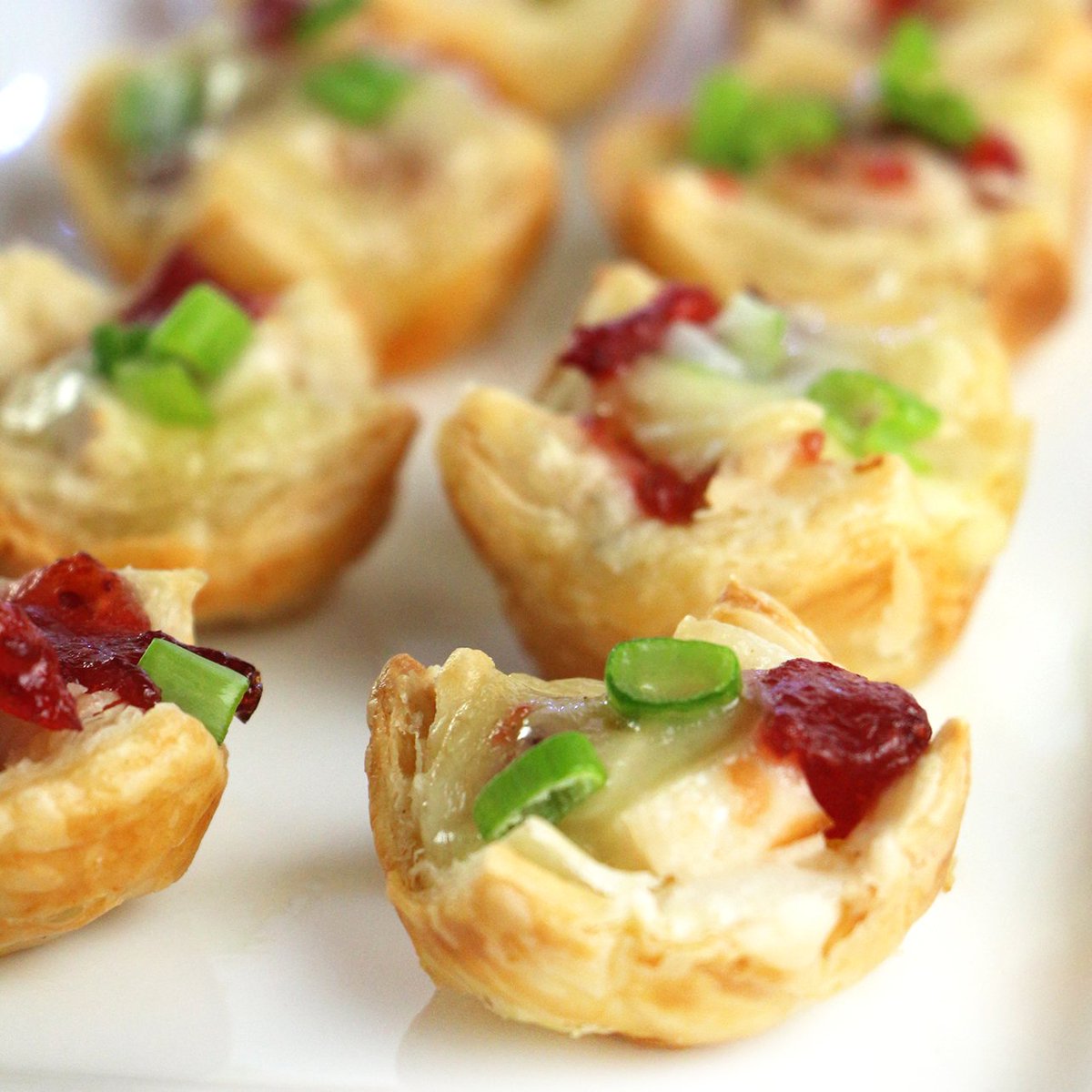 EatInEatOutMag's tweet photo. It’s party time! When planning that perfect #Thanksgiving, #Christmas dinner or Holiday cocktail party, ease your guests into the mood by teasing their pallet with some tasty and elegant finger foods. https://t.co/ZFspKrADR4 https://t.co/yq1ZxgbU0a