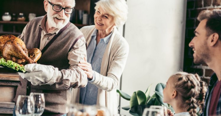BrendaGedd's tweet photo. Explore these five tips to see how you can create an eco-friendly #Thanksgiving table #entry - https://t.co/ZBBMR6aYbt https://t.co/npTIElEexr