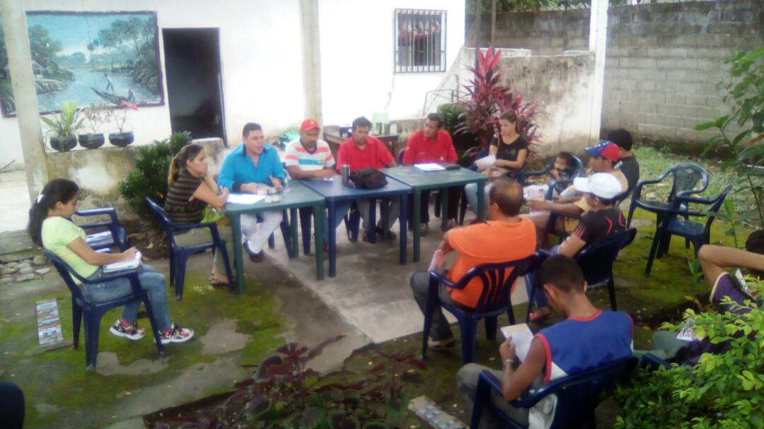pcvbarinas's tweet photo. Robinson García candidato alcalde al Municipio Obispo por @PCV_Venezuela en Asamblea con los campesinos y comunidad de Caño Colorado los Guasimitos #Barinas https://t.co/xN3OMcLPvx