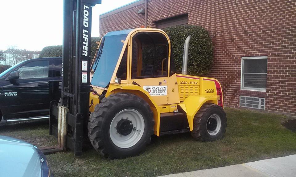 ELTCustomerSrvc's tweet photo. One of the great things about the #materialhandlingindustry is the sheer diversity of projects in which we are asked to participate. We're sending this #LoadLifter rough terrain #forklift to 1600 Penna Ave to help install the Nat'l Christmas Tree. #ForkliftFriday #LoadLifter https://t.co/ERHQilmz7C