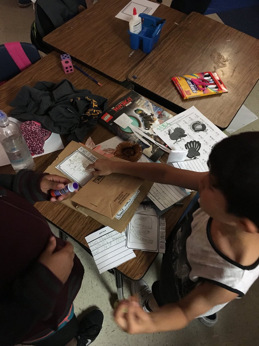 KParrTeach's tweet image. We are thankful for our buddies! @golliharsclass @NISDOHT #OHTinspired #buddyclass