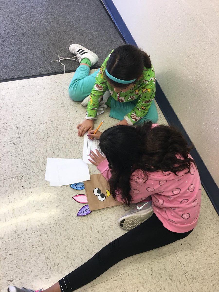 KParrTeach's tweet image. We are thankful for our buddies! @golliharsclass @NISDOHT #OHTinspired #buddyclass