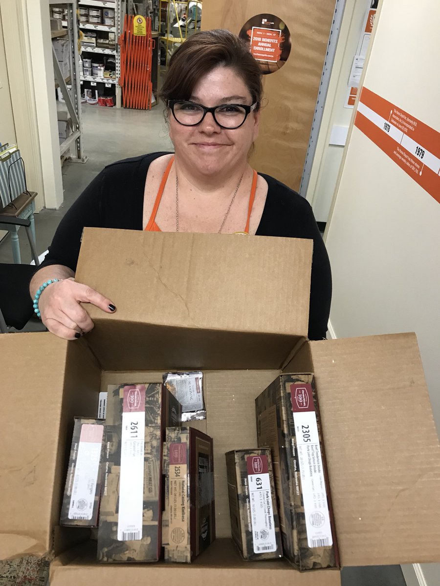 Steph_Curtis147's tweet image. Christmas came early for the ASMs at 147, but in time for the Holidays! This team is so awesome! It’s a pleasure to work with you all!🍗🍖 #lotsofmeat @KMTovey