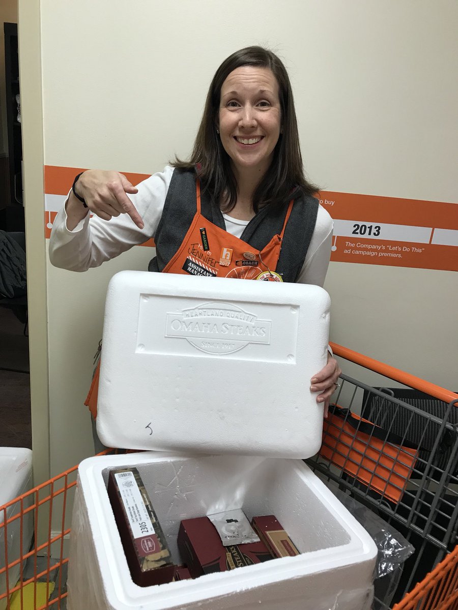 Steph_Curtis147's tweet image. Christmas came early for the ASMs at 147, but in time for the Holidays! This team is so awesome! It’s a pleasure to work with you all!🍗🍖 #lotsofmeat @KMTovey