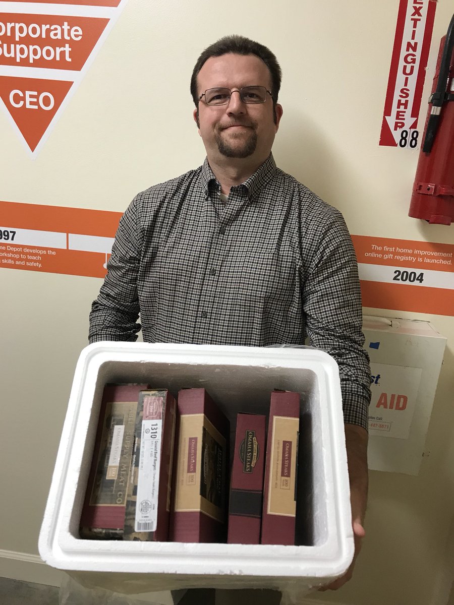 Steph_Curtis147's tweet image. Christmas came early for the ASMs at 147, but in time for the Holidays! This team is so awesome! It’s a pleasure to work with you all!🍗🍖 #lotsofmeat @KMTovey