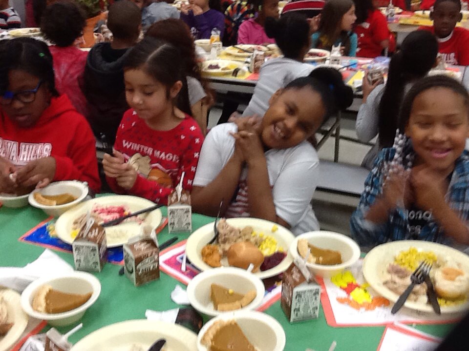 JenReichardt1's tweet photo. Thanksgiving feast. Thanks PTO! @flossmoorsd161 @SerenaHills_161 https://t.co/1SQjg60tju
