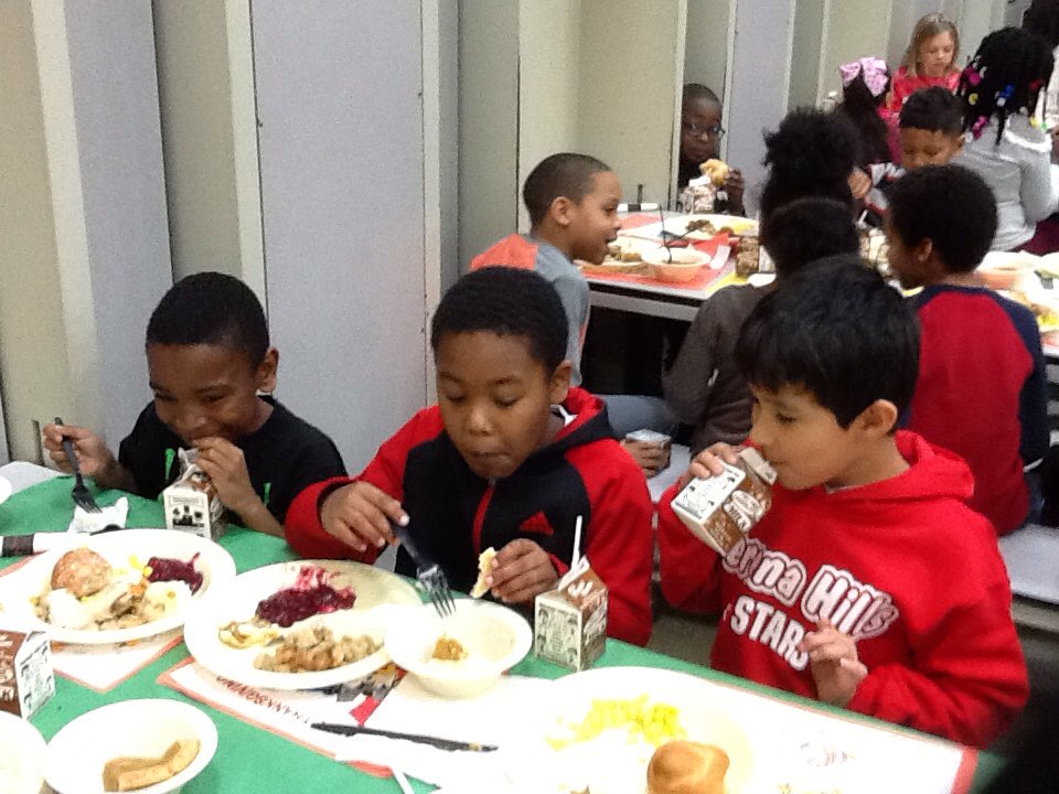 JenReichardt1's tweet photo. Thanksgiving feast. Thanks PTO! @flossmoorsd161 @SerenaHills_161 https://t.co/1SQjg60tju