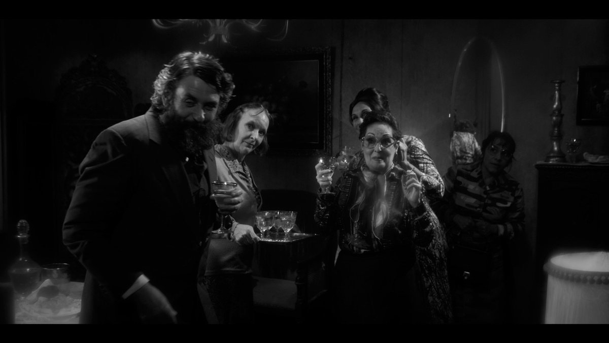 "No hay nada ni nadie en quien confiar" 🤡
Salvo en estos horarios para el fin de semana.
👉  Sala B  Auditorio Nelly Goitiño : 17:00  y 20:10
👉  @LIFEFilmsUY UY 21: 22:30 h
#OjosdeMadera 🏃‍♂️ el ominoso y perturbador mundo de Victor.
Mirá el trailer 👉tinyurl.com/y7p6986z