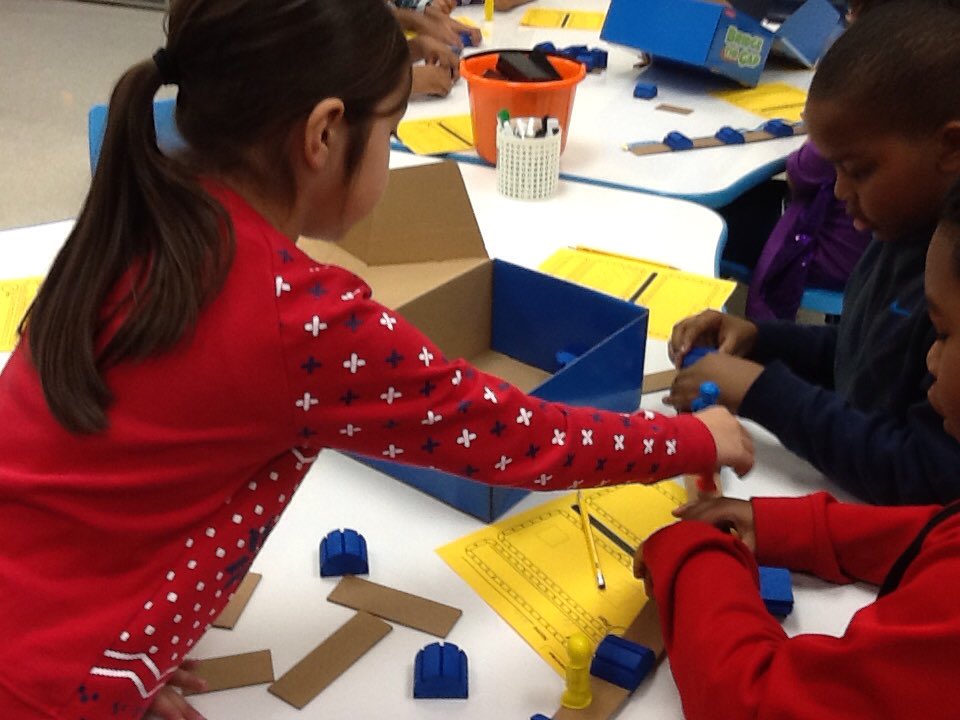 JenReichardt1's tweet photo. Maker Space:building a bridge. @SerenaHills_161 @flossmoorsd161 https://t.co/Wur5tubV79