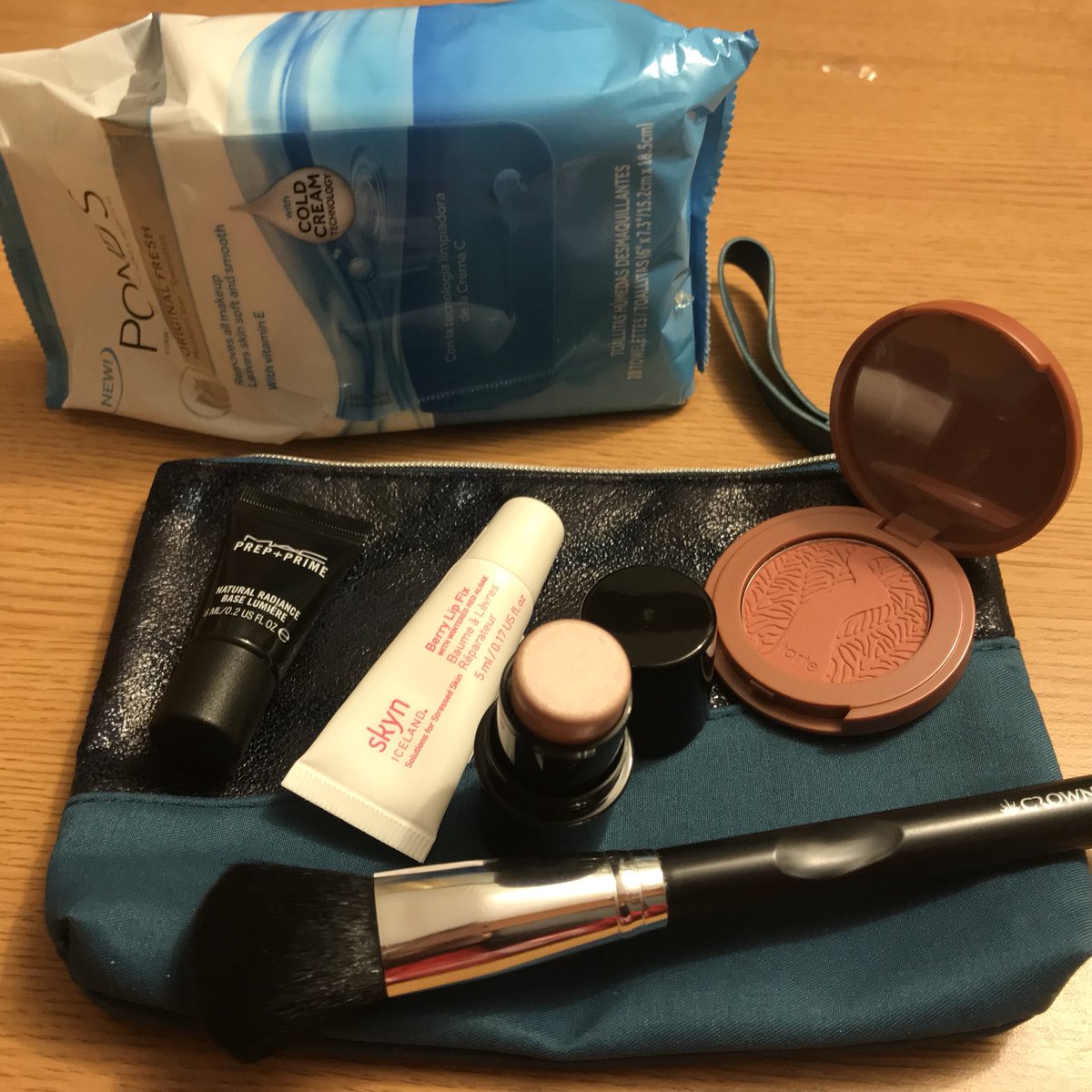 mua_raquel_'s tweet photo. My November @ipsy bag #ipsyallyou https://t.co/gnhOP69Stn