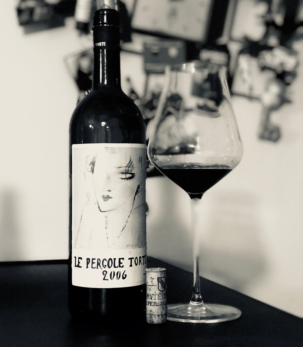 paroledivino's tweet photo. A cena con un gigante. Pergole Torte di Montevertine è un vino in grado di emozionare. Sempre. @burde @MONICABIANCIARD @gio_silver @beppepieretti @chiccolenza @Virginwine https://t.co/RCvjAwaaPb