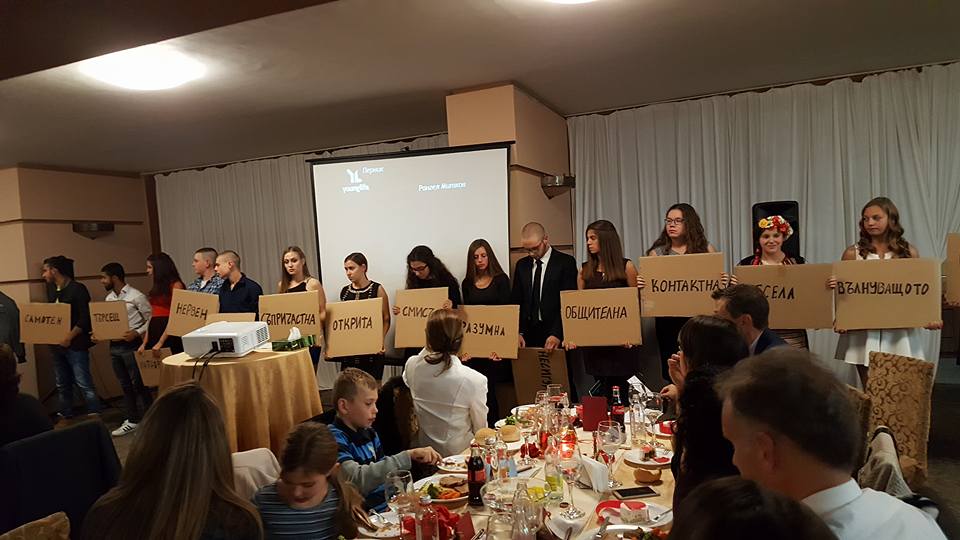 YLEurope's tweet photo. Cardboard testimonies never fail to translate into every language as was evident at Young Life Pernik's banquet in Bulgaria. #EveryTongueAndEveryNation #FundRaising #FriendRaising #YLBulgaria #StrongerTogether https://t.co/S5n7ZUTHuI